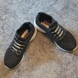 Skechers Black and White Sneakers Minimalist Design